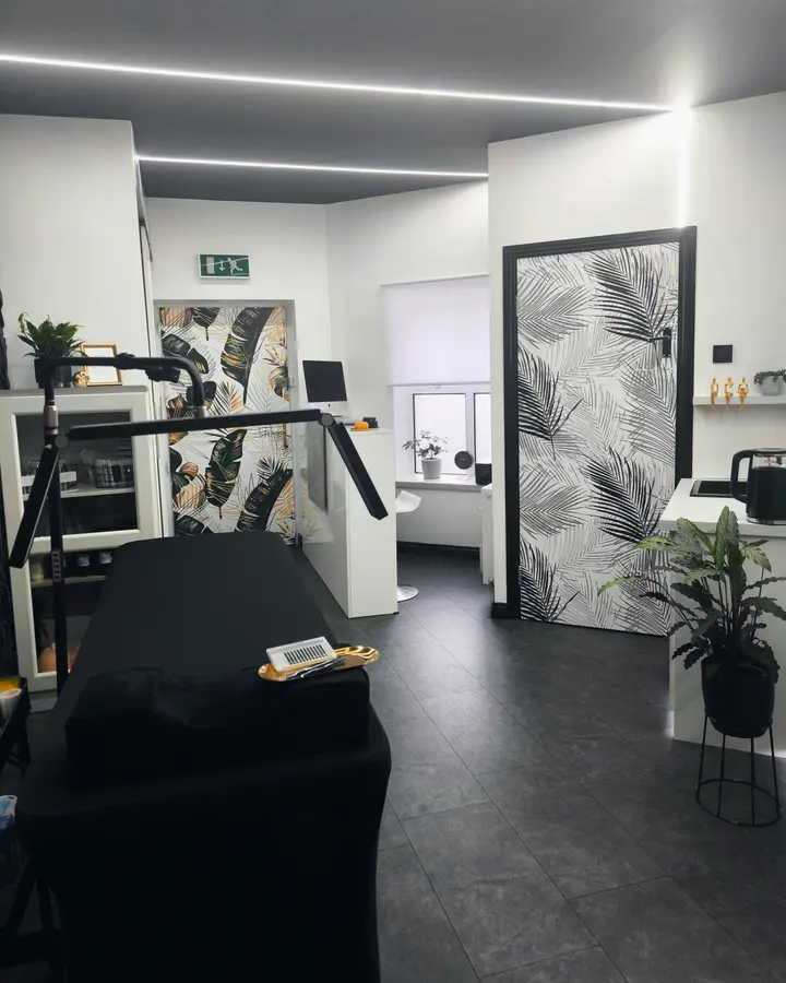The studio seen from the other end, with the lash bed, lamp and entrance