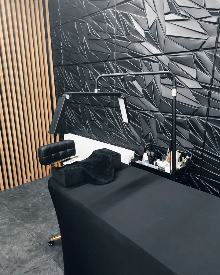 Lash training station: bed with lash pillow, adjustable lamp and product trolley