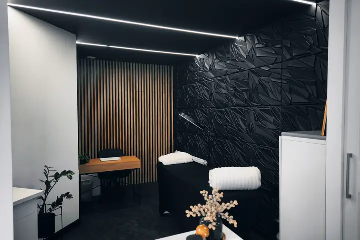 The ProLash Ireland studio in Portlaoise: black 3D wall panels, wooden slats, LED light lines and a lash bed